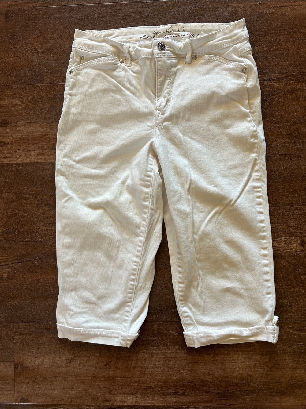 5 Pocket White Capri Skimmer Capri Jeans by Gloria Vanderbilt